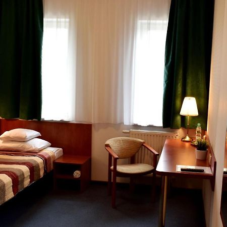 Hotel Zlote Deby Варшава Экстерьер фото