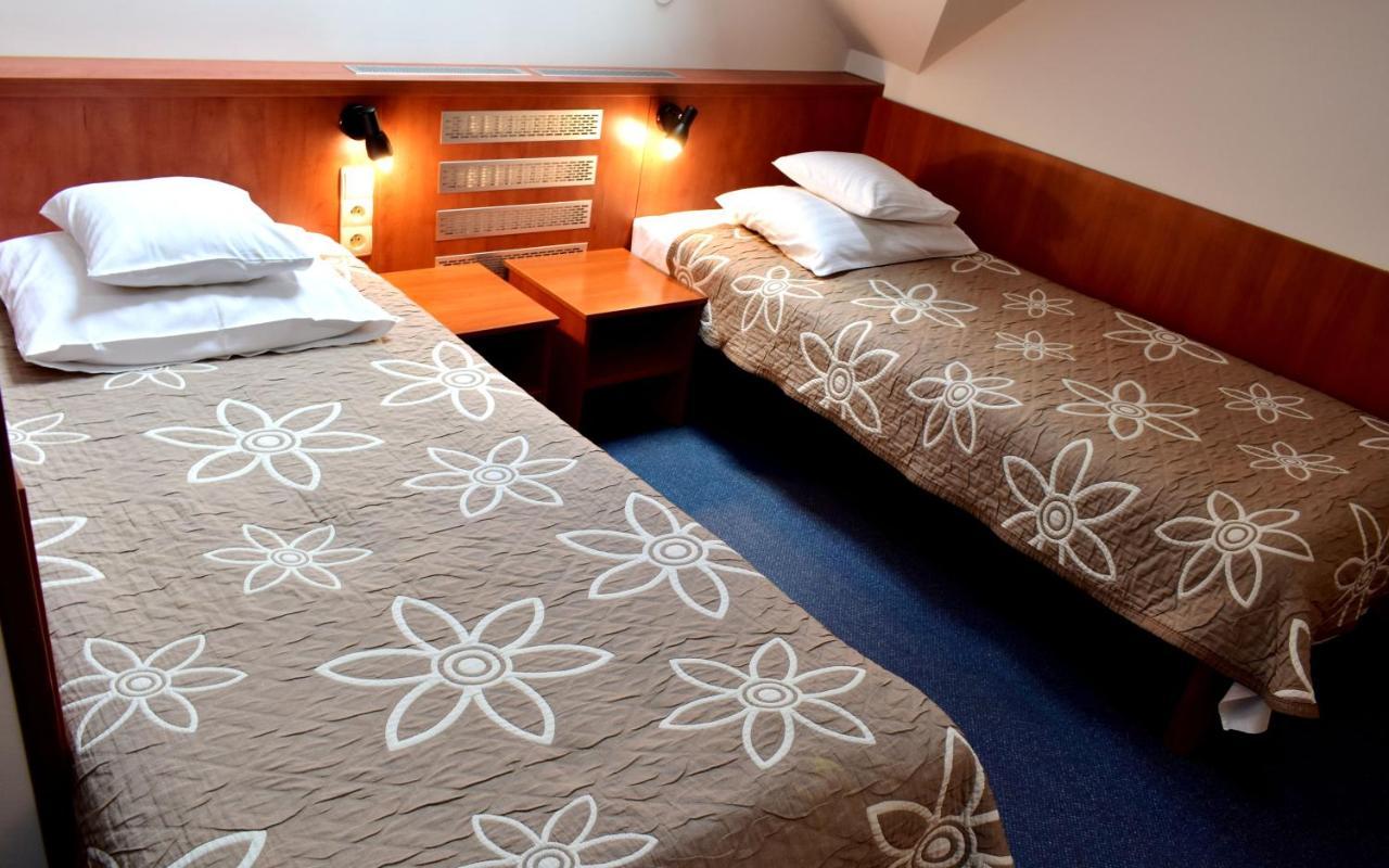 Hotel Zlote Deby Варшава Экстерьер фото
