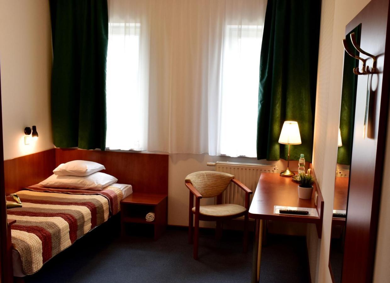 Hotel Zlote Deby Варшава Экстерьер фото