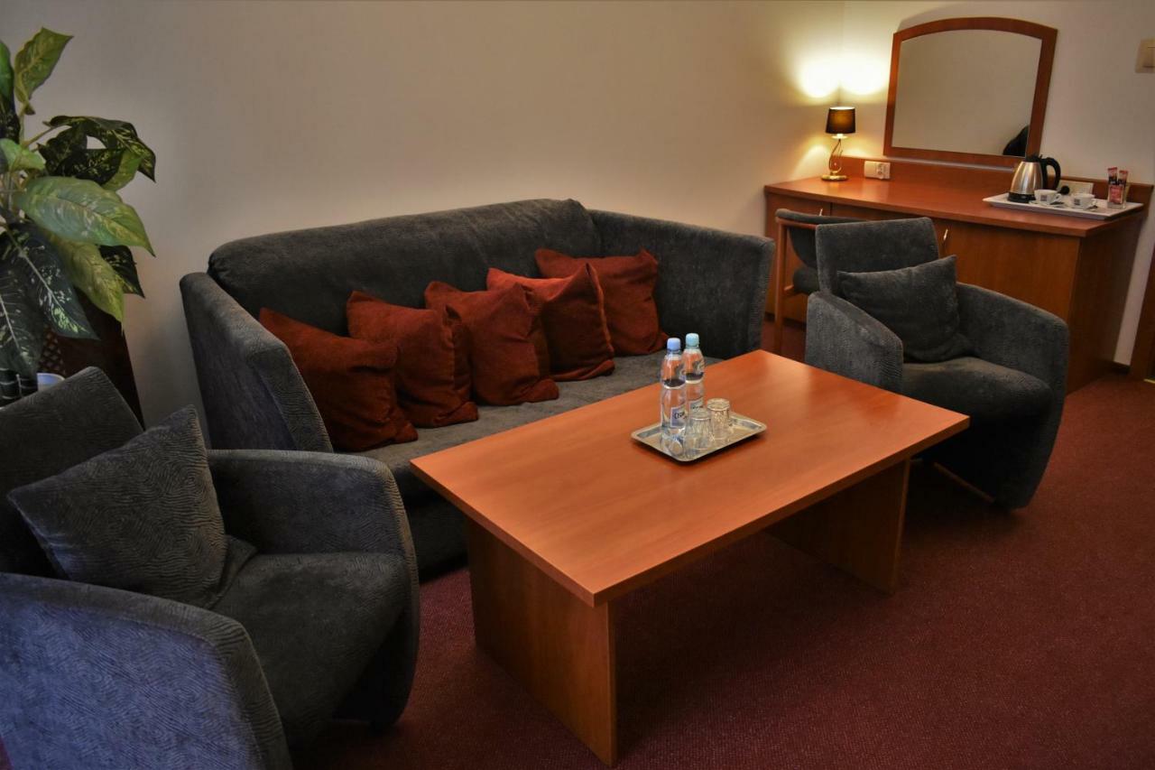 Hotel Zlote Deby Варшава Экстерьер фото