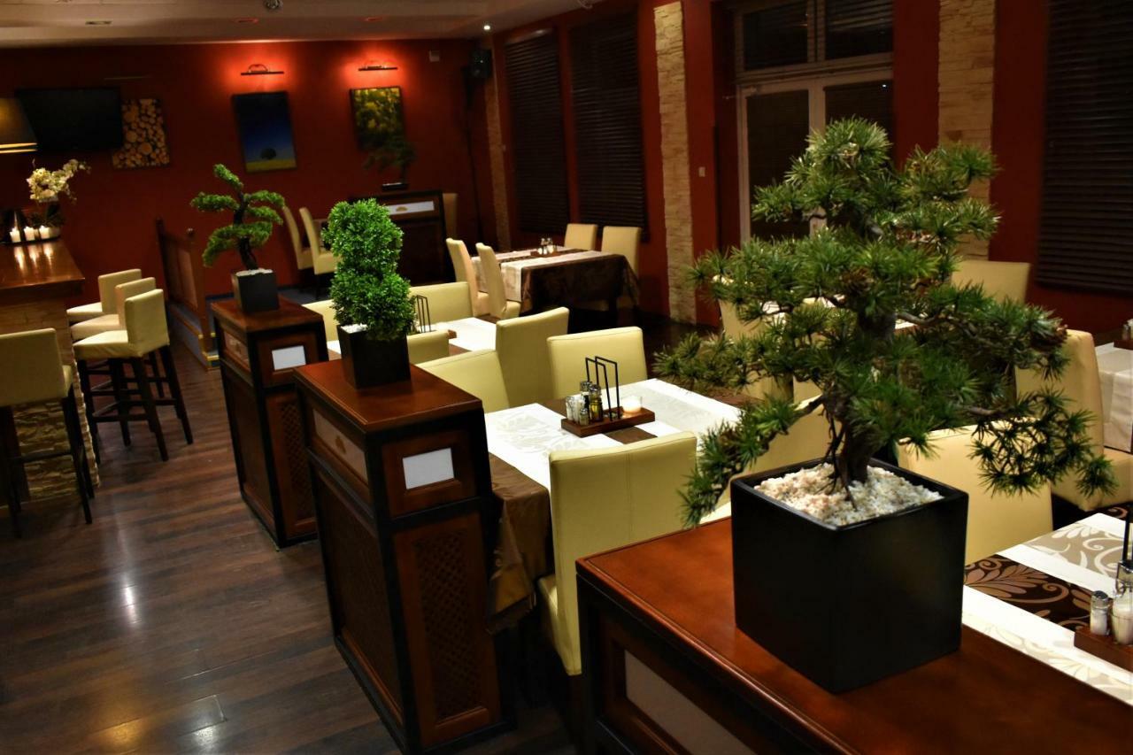 Hotel Zlote Deby Варшава Экстерьер фото