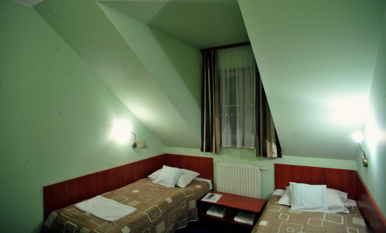 Hotel Zlote Deby Варшава Экстерьер фото