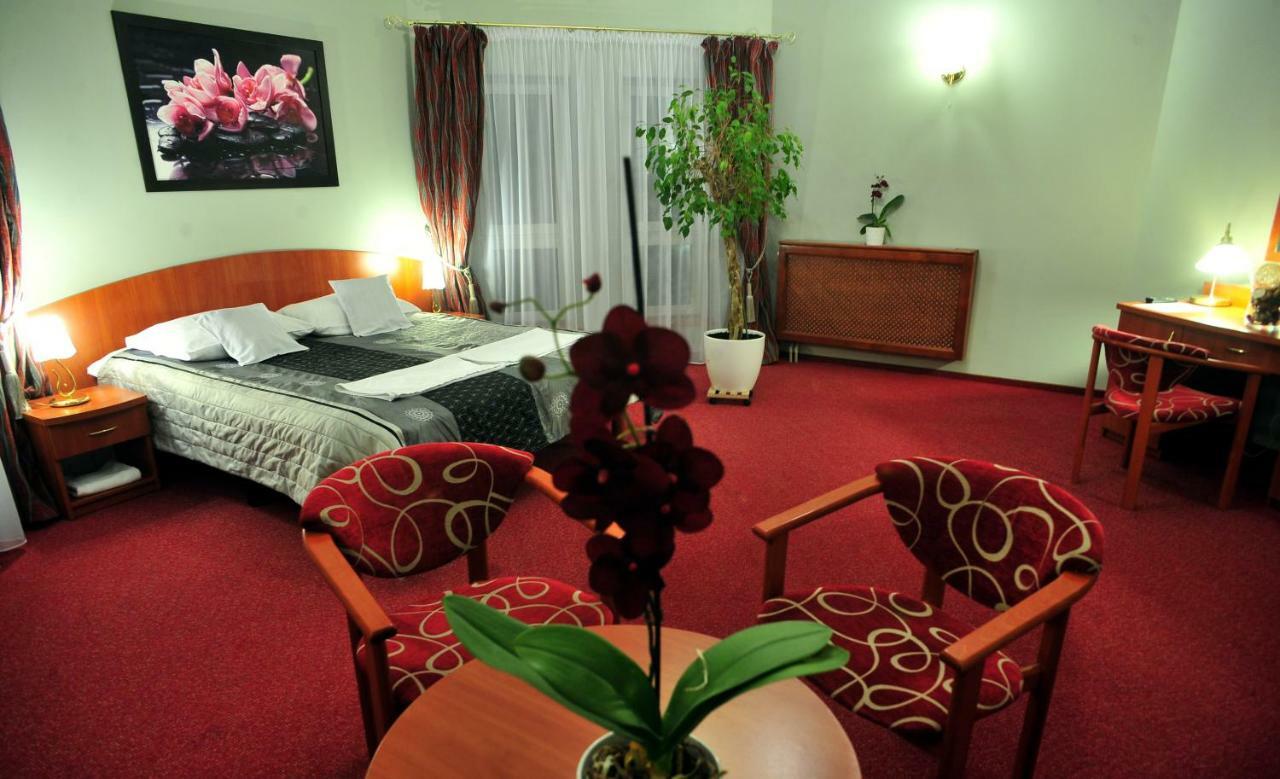Hotel Zlote Deby Варшава Экстерьер фото