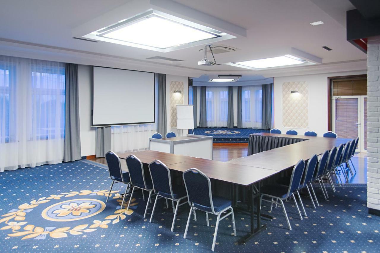 Hotel Zlote Deby Варшава Экстерьер фото